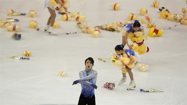 Juzuru Hanju byl na Grand Prix v japonskm Sapporu zaplaven dary od fanynek a fanouk.