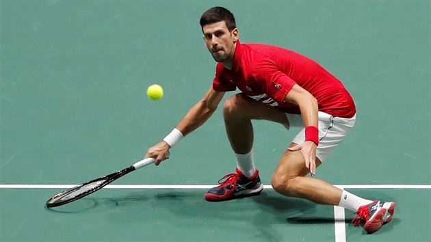 Novak Djokovi zskal ve tvrtfinle Davis Cupu pro Srbsko jen jeden bod - a to je mlo.