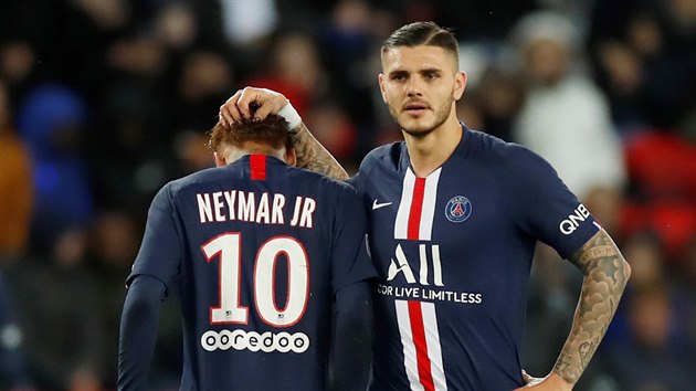 Neymara (vlevo) z Paris St Germain utuje spoluhr Mauro Icardi.