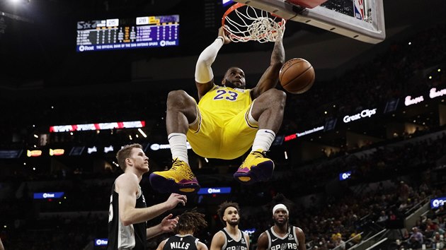 LeBron James (23) z LA Lakers se po smei houpe na obrui nad hlavami hr San Antonia.