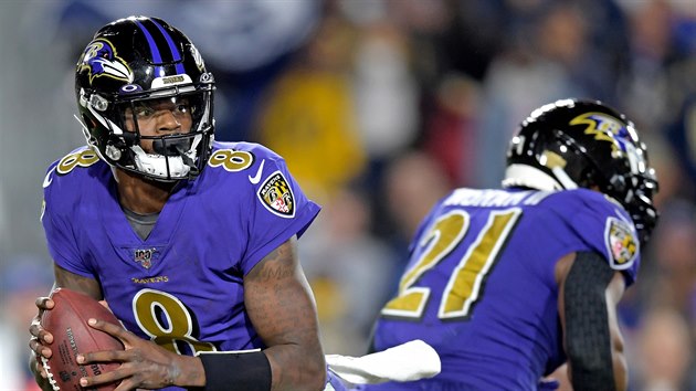 Lamar Jackson (vlevo) z Baltimore Ravens pihrv v zpase s Los Angeles Rams.