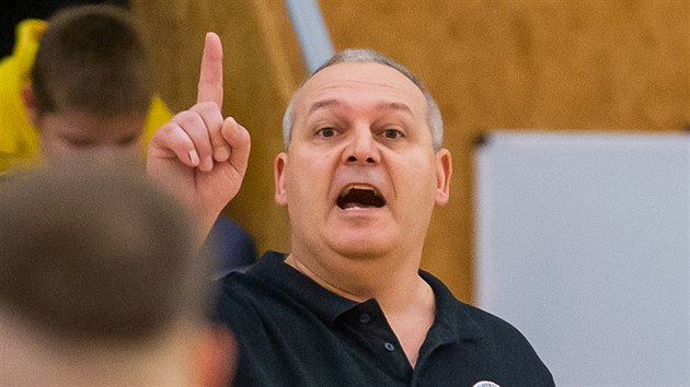 Královéhradecký trenér Lubomír Peterka usměrňuje své hráče v zápase s Nymburkem.