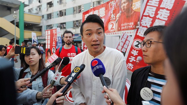 V Hongkongu zaaly mstn volby, kter jsou vnmny jako neoficiln referendum o demokratickch reformch, je poaduj od ervna demonstranti v ulicch. (24. listopadu 2019)