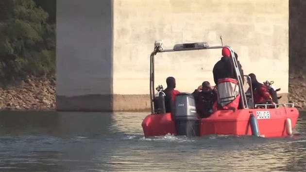 Policejn potpi hledaj na dn vodn ndre vihov tla dvou zavradnch lid.