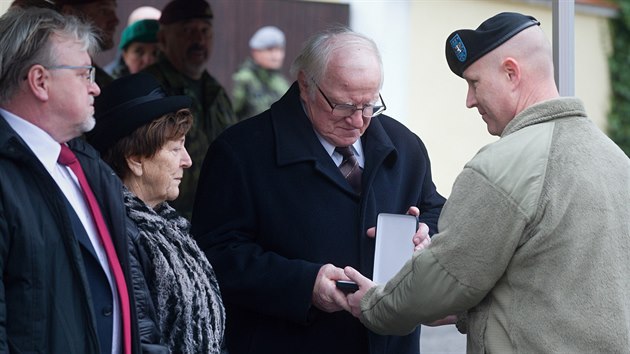 Rodina v Afghnistnu padlho vojka pevzala bronzovou hvzdu z rukou vojenskho pidlence ambasdy Spojench stt americkch Rogera Bowmana. (29. listopadu 2019)