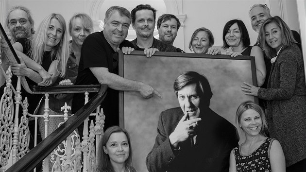 Herci z jednoho ronku DAMU, kte se seli pi naten dokumentu Ondeje Kepky Ronk 89, pzuj u fotografie svho uitele Borise Rsnera.