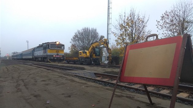 Vlaky od Trutnova kon na eskoskalickm ndra kvli vluce mezi Jarom a eskou Skalic (6. 11. 2019).