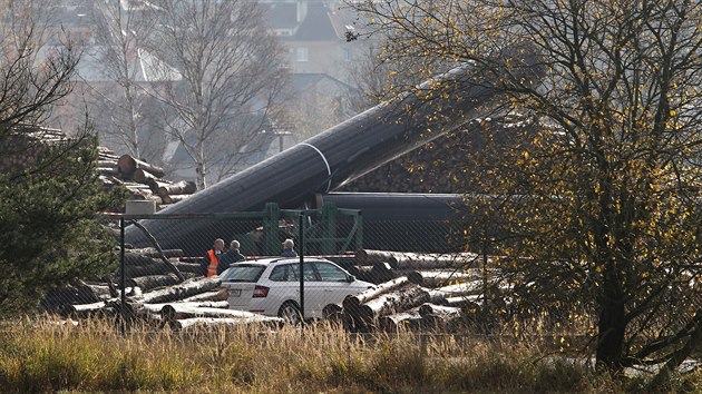 Do arelu soukrom firmy v Kaznjov na Plzesku vjely vagony s trubkami. Souprava na konci vleky vykolejila a nklad se vysypal. (19. 11. 2019)