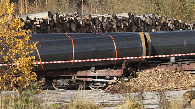 Do arelu soukrom firmy v Kaznjov na Plzesku vjely vagony s trubkami. Souprava na konci vleky vykolejila a nklad se vysypal. (19. 11. 2019)