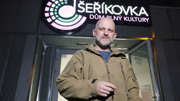 Jedna z hlavních rolí právě připravované komedie Prvok, Šampón, Tečka a Karel patří herci Hynku Čermákovi. (24. 11. 2019)