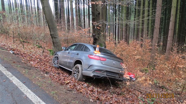 et a nmet policist pronsledovali osmnctiletho mladka, kter jim ujdl v kradenm mercedesu.