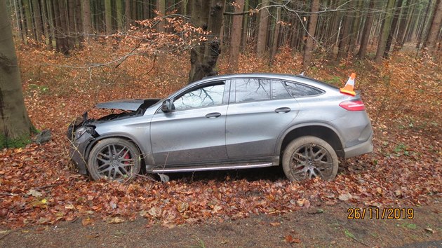 et a nmet policist pronsledovali osmnctiletho mladka, kter jim ujdl v kradenm mercedesu.