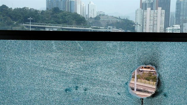 Rozbit okno Polytechnick univezity v Hongkongu (26. listopadu 2019).