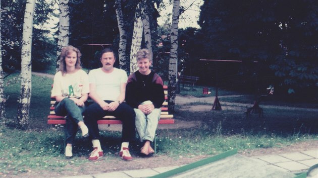 Na fotografich jsou zachyceny trendy v odvn v dob ped sametovou revoluc. Tento snmek pochz z lta roku 1989.