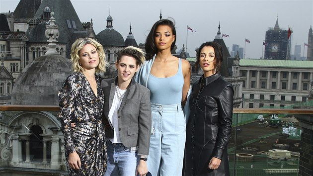 Elizabeth Banksov, Kristen Stewartov, Ella Balinska a Naomi Scottov (Londn, 21. listopadu 2019)