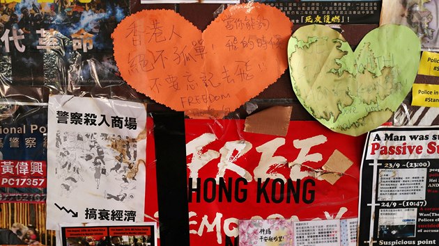 Na hongkongsk Polytechnick Univerzit se zabarikdovali protivldn demonstranti. Policie kampus oblhala dle ne tden. (22. listopadu 2019)