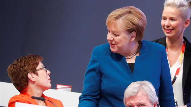 Nmeck kanclka Angela Merkelov a pedsedkyn nmeckch kesanskch demokrat (CDU) Annegret Krampov-Karrenbauerov na stranickm sjezdu v Lipsku. (23. listopadu 2019)