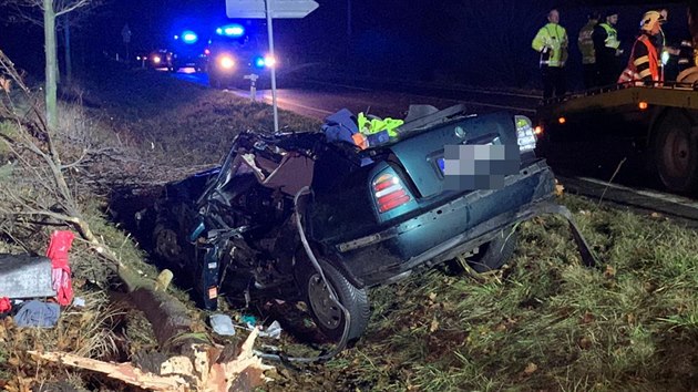 U Ovr na Kolnsku havarovalo v noci auto do stromu (22. 11. 2019)