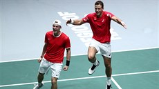 Vasek Pospisil a Denis Shapovalov kepí. Práv poslali Kanadu do finále Davis...