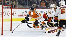 Jakub Voráek z Philadelphie pekonává Davida Ritticha v brance Calgary.