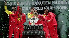 Rafael Nadal sfoukává konfety z trofeje pro ampiony Davis Cupu.