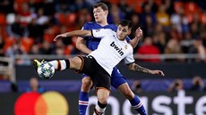Maxi Gómez z Valencie lrotí mí�, na zaádech má nalepeného Andrease Christensena...