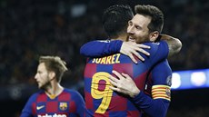 Luis Suárez a Lionel Messi oslavují gól Barcelony proti Dortmundu.