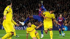 Ousmane Dembelé z Barcelony bojuje s obranou Dortmundu.