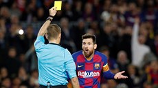 COŽE? Lionel Messi si myslí, že žlutou kartu dostal neprávem.