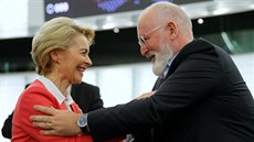 Předseda Evropské komise Ursula von der Leyenová se raduje s místopředsedou...