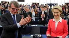 Prezident Evropského parlamentu David Sassoli tleská pedsedkyni Evropské...