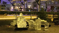 Ledová socha zabila na vánočních trzích v Lucemburku batole. (25. listopadu...