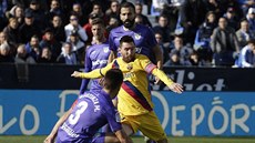 Lionel Messi z Barcelony (ve lutém) se snaí dostat ke stele pes obranu...