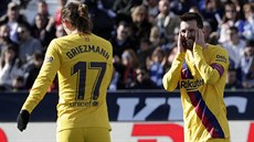 Lionel Messi (vpravo) a jeho spoluhrá z Barcelony Antoine Griezmann litují...