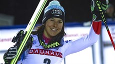 výcarka Wendy Holdenerová slaví druh místo ve slalomu v Levi.