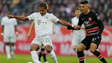 Serge Gnabry z Bayernu Mnichov (vlevo) si kryje mí ped Alfredem Moralesem z...