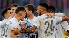 Fotbalisté mnichovského Bayernu slaví gól do sítě Düsseldorfu.