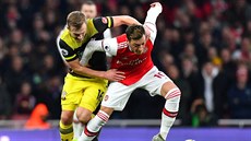 Mesut Ozil z Arsenau (vpravo) a James Ward-Prowse ze Southamptonu bojují o mí.