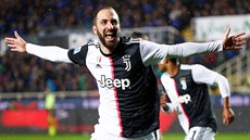 Gonzalo Higuaín z Juventusu se raduje z trefy do sítě Atalanty.