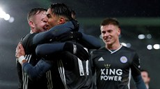 Fotbalisté Leicesteru se radují z gólu v utkání s Brightonem.