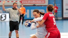 Helena Ryánková (vlevo) se snaí obejít Patricii Kovacsovou z Rakouska v rámci...