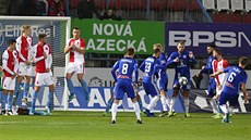 Jakub Plek z Olomouce (vpravo) rozehrává standardní situaci v utkání se Slavií.