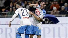 Hirving Lozano z Neapole (vpravo) slaví trefu v utkání proti AC Milán.