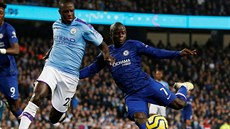 N'Golo Kanté z Chelsea (vpravo) stílí gól v duelu s Manchesterem City.