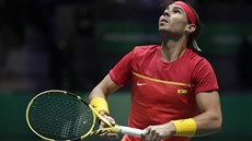 panlský tenista Rafael Nadal sleduje mí v semifinále Davis Cupu v Madridu.