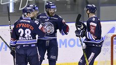 Liberečtí hokejisté se radují z gólu do sítě Olomouce.