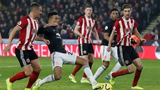 Mason Greenwood z Manchesteru United (druhý zleva) skóruje v utkání proti...