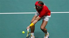 Rafael Nadal ze panlska se soustedí na úder ve finále Davis cupu v Madridu.