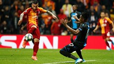 Adem Büyük z Galatasaraye Istanbul stílí gól do sít Brugg.