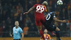 Mario Lemina z Galatasaraye Istanbul (vlevo) v hlaivkovém souboji s Loisem...